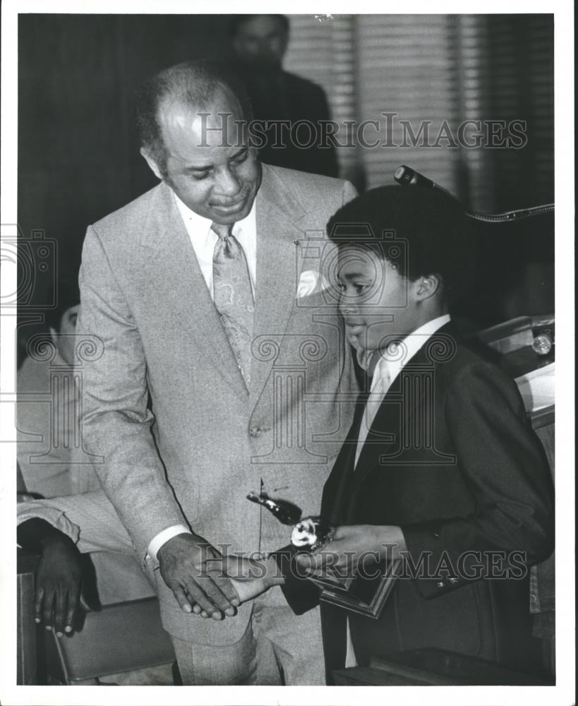 1981 Press Photo Nathaniel Goree accepts &quot;Hero&#39;s Trophy&quot; from the Mayor - Historic Images
