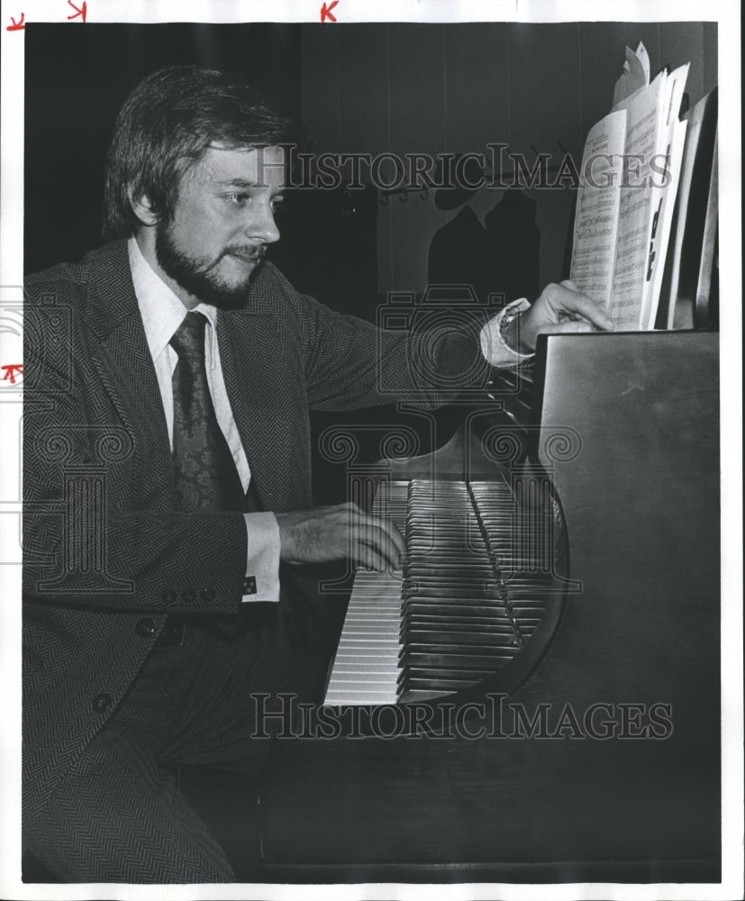 1976 Press Photo Doctor Tom Gibbs at piano, Birmingham Southern College, Alabama - Historic Images