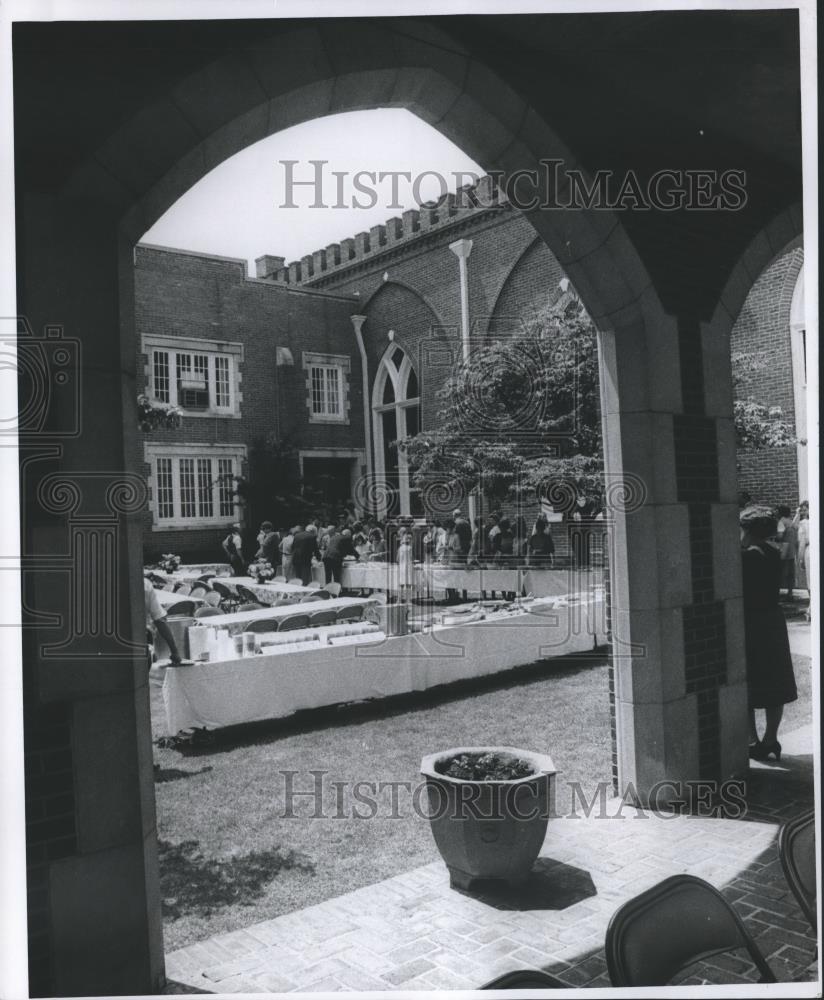 1980 Press Photo Dinner on the grounds of Montgomery&#39;s First Presbyterian Church - Historic Images