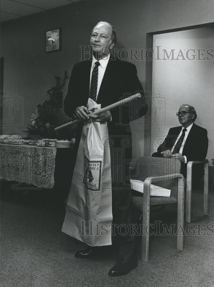 1982 Press Photo Former Jeff Cty Comm. Tom Gloor gets gag gift courthouse party - Historic Images