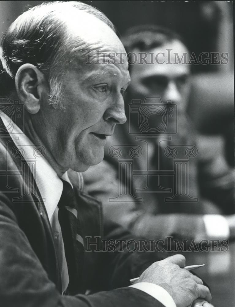 1976 Press Photo Tom Gloor apologizes to employees for vote against sick leave - Historic Images