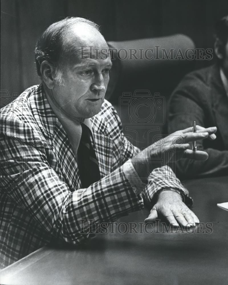 1976 Press Photo Comm. chairman Tom Gloor miffed at rumors of purchasing cars - Historic Images