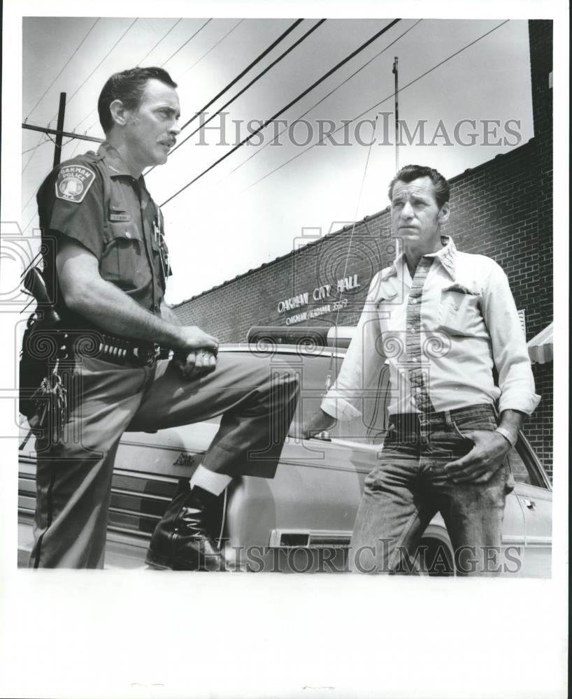 1981 Press Photo Oakman Police Chief Larry Glover and Councilman Devis Olive - Historic Images