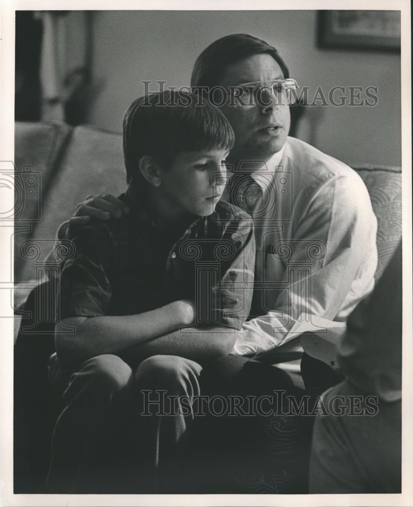 1986 Press Photo Charlie Graddick Junior and Charlie Graddick wait for results - Historic Images