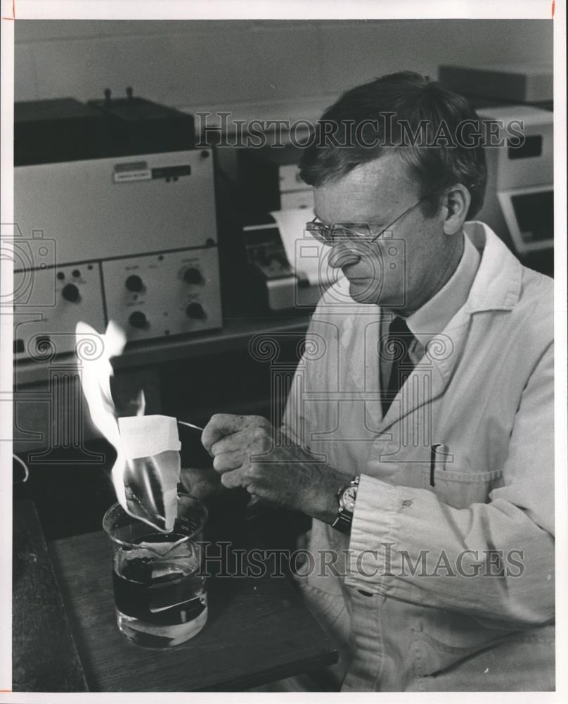 1990 Press Photo Dr. Ian Hardin Burns Material at Auburn University, Alabama - Historic Images