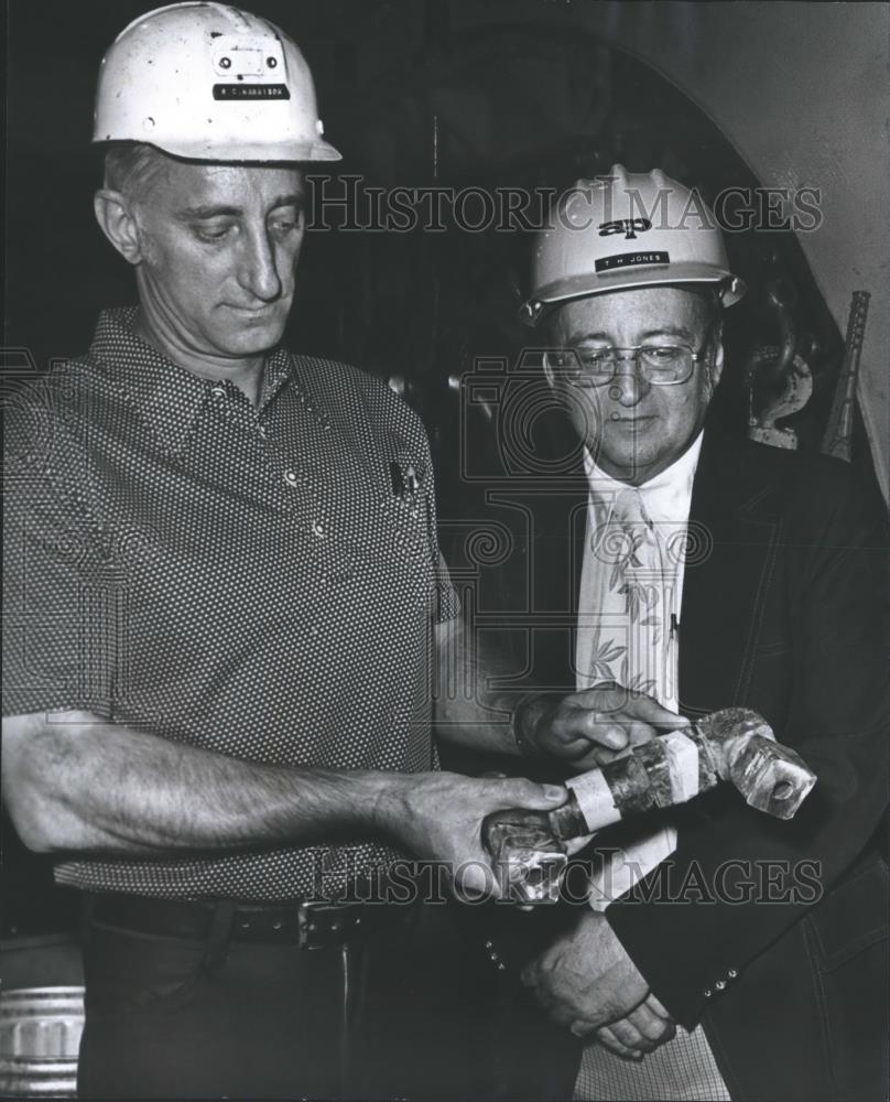1977 Press Photo Casey Hardison, Tally Tazewell inspect generator parts, Alabama - Historic Images