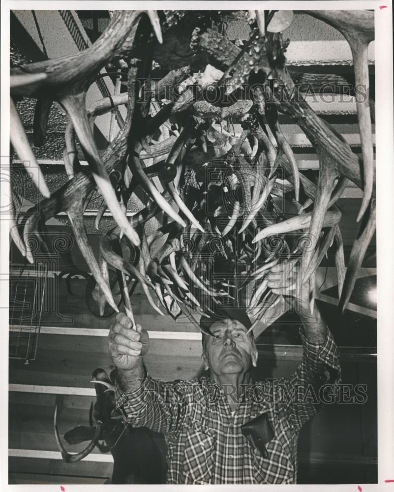 1990 Press Photo Sam Harkins, taxidermist, checks antlers for mounting, Alabama - Historic Images