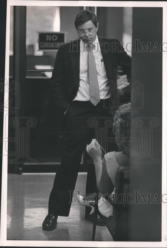 1986 Press Photo Charles Graddick on campaign trail listening to lady, Alabama - Historic Images