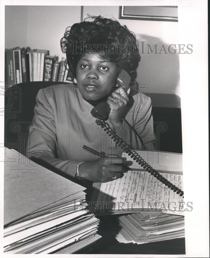 1989 Press Photo Birmingham IRS director Margaret Gilchrist at desk - abna31019 - Historic Images