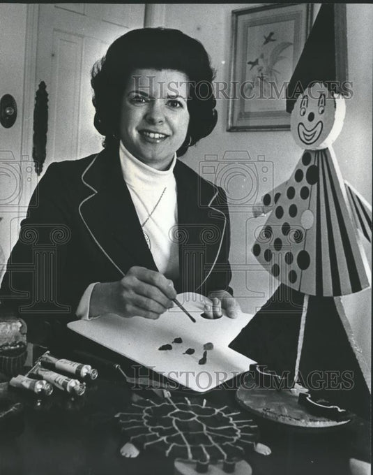 1977 Press Photo Louise Gillespy, president of Birmingham Junior League paints - Historic Images
