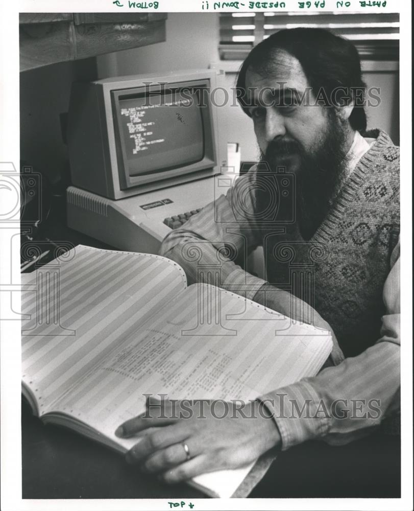 1987 Press Photo Gene Garza of University of Montevallo reviews documents - Historic Images