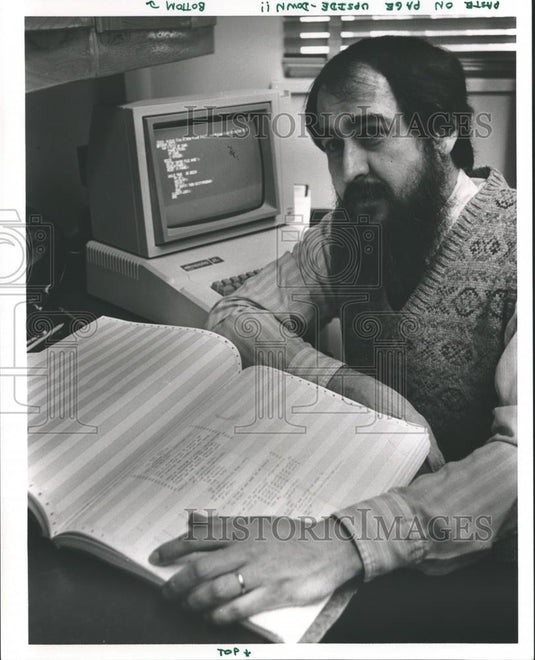 1987 Press Photo Gene Garza of University of Montevallo reviews documents - Historic Images