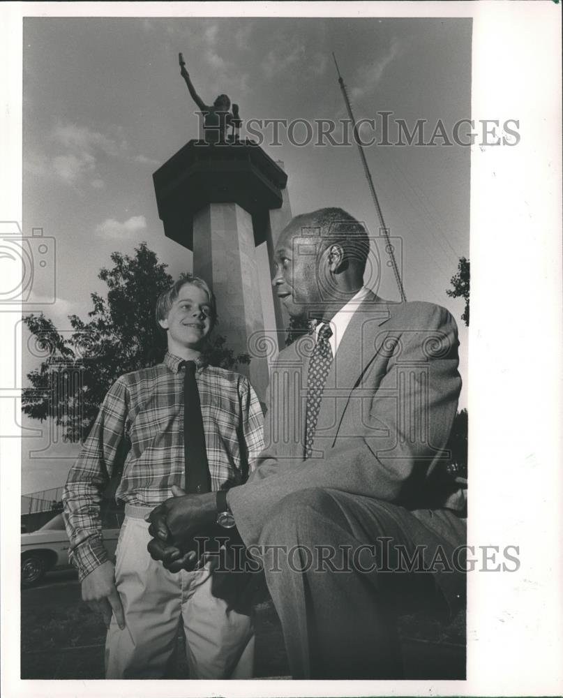 1985 Press Photo Postman Will Gary with Delmar Hill beside sculpture - abna31047 - Historic Images