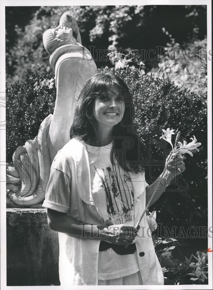 1991 Press Photo Diana Hansen Poses in Garden - abna31102 - Historic Images