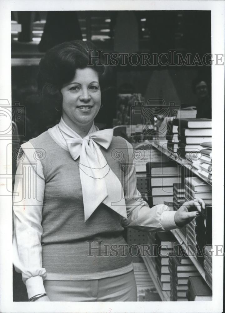 1978 Press Photo Shelby Harkins, assistant business manager of Bookstore - Historic Images
