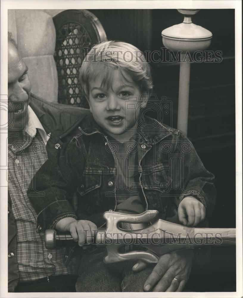 1986 Press Photo Chris Allen Fulmer with sword in man&#39;s lap - abna31195 - Historic Images