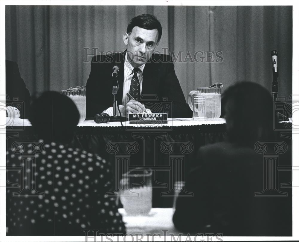 1992 Press Photo United States Congressman Ben Erdreich takes notes at hearing - Historic Images