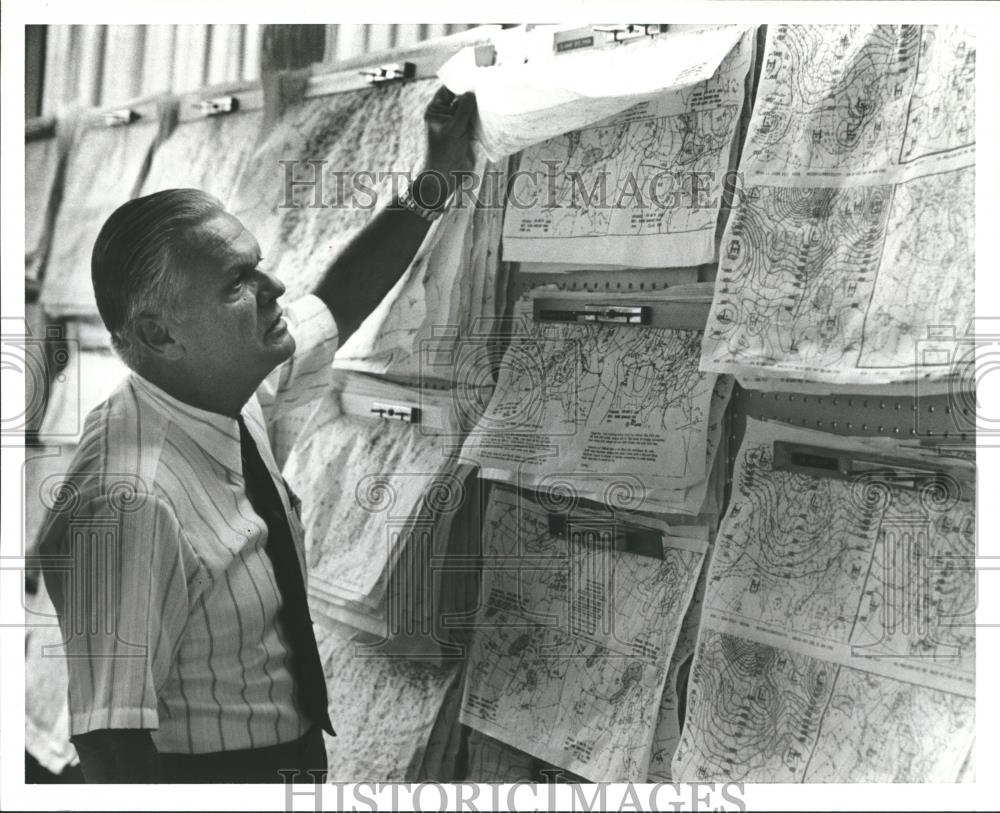 1980 Press Photo Bob Ferry, Weatherman, last day at work - abna31232 - Historic Images