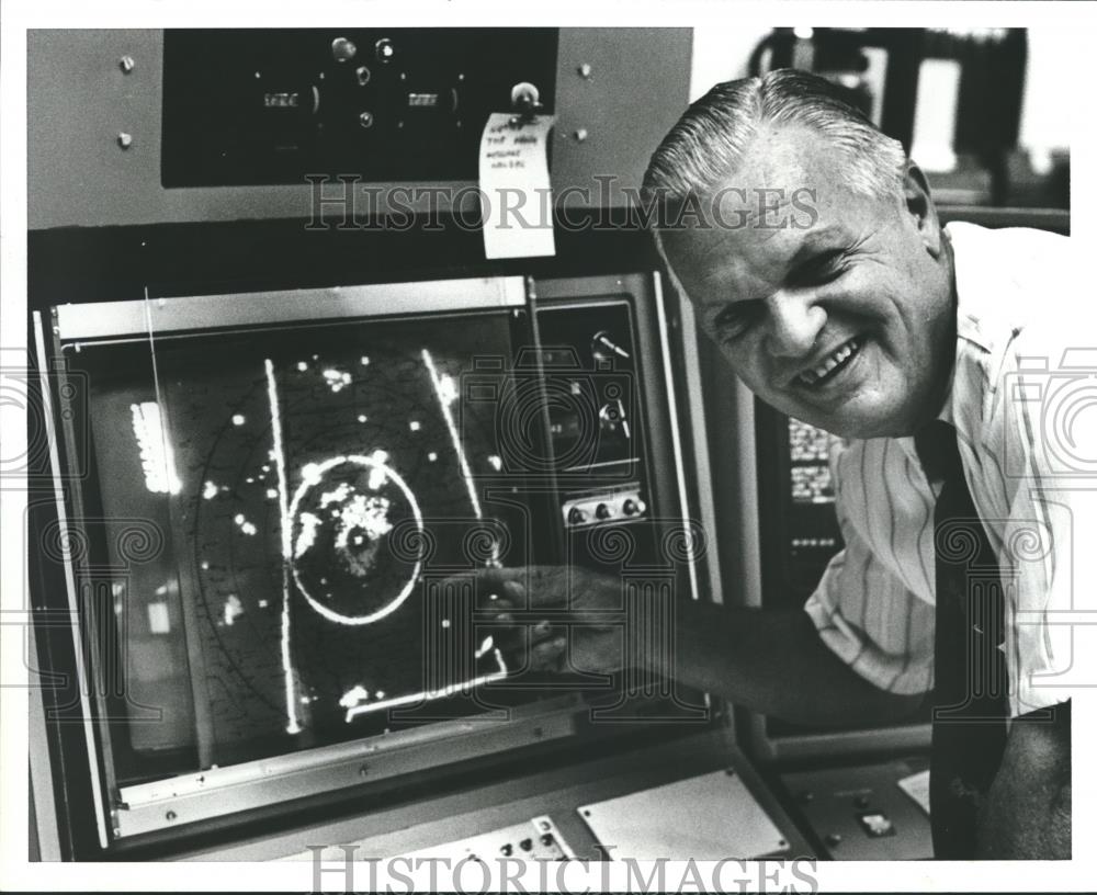 1980 Press Photo Bob Ferry, Weatherman, points out thunderstorm on weather radar - Historic Images