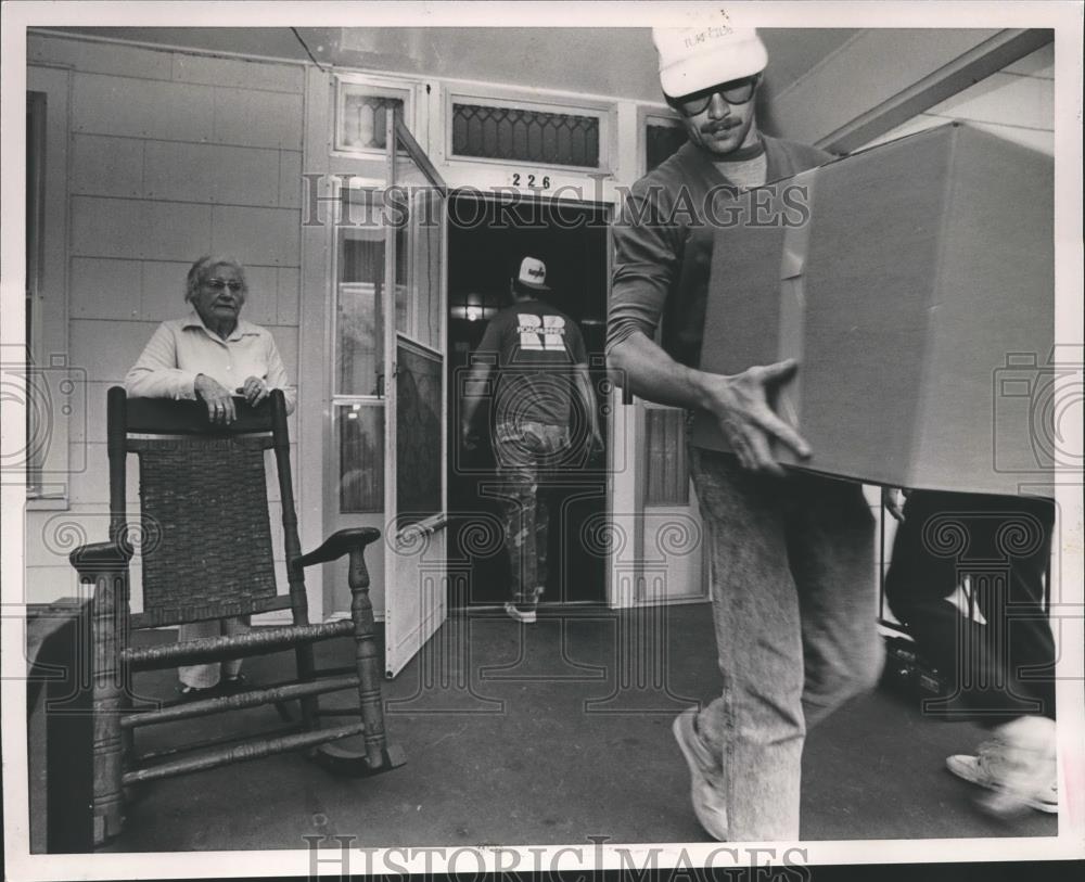 1989 Press Photo Mrs. Hale watches movers from her front porch - abna31246 - Historic Images