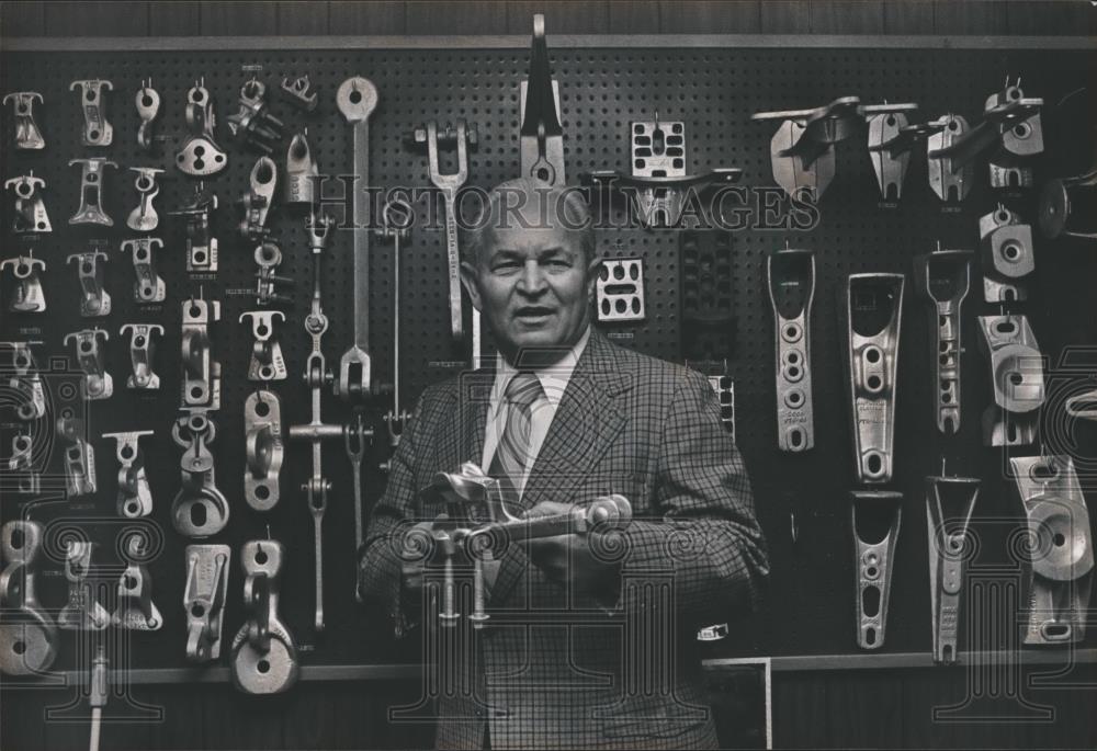 1983 Press Photo Gaddis Hall, Continental Electric at his Business, Alabama - Historic Images