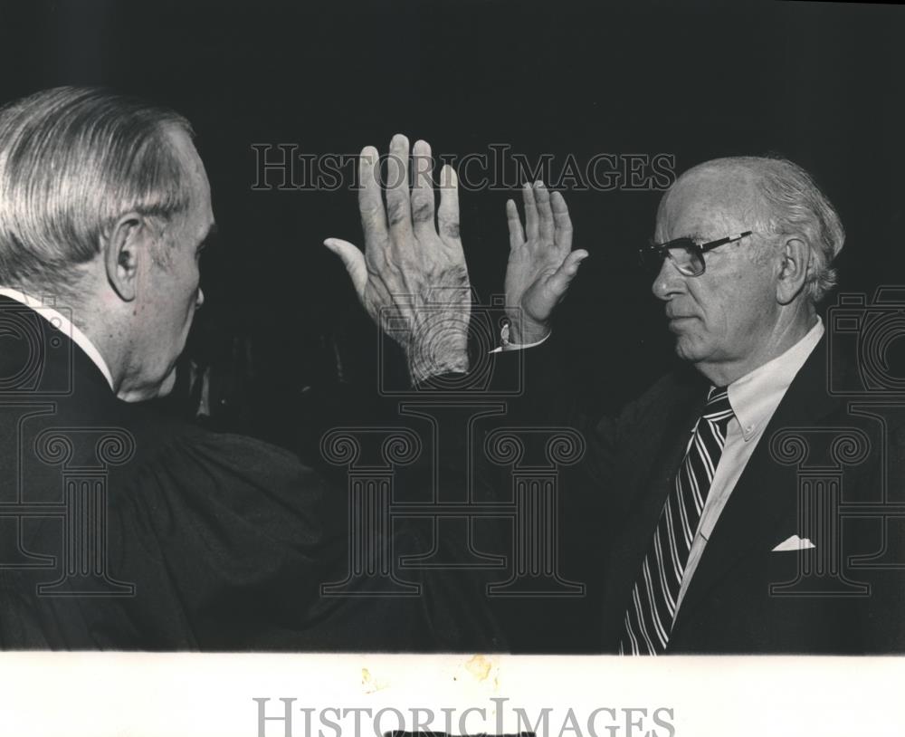 1982 Press Photo O. Z. Hall, Jefferson County Tax Collector sworn in by judge - Historic Images