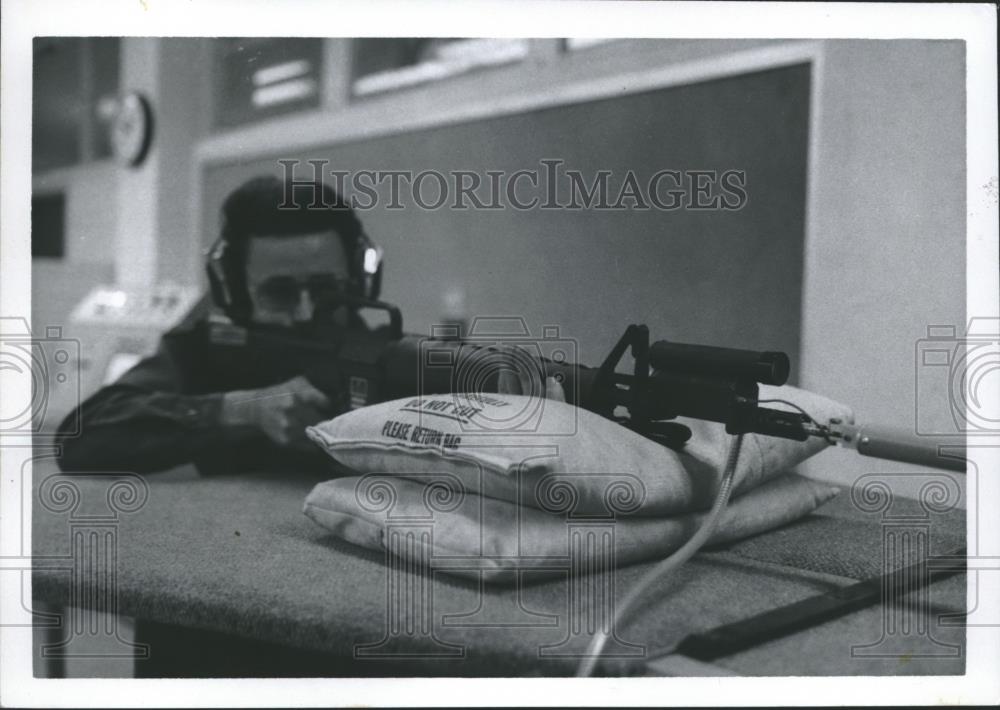 1981 Press Photo Bobby G. Newbourn fires training device &quot;Weaponeer&quot;, Alabama - Historic Images