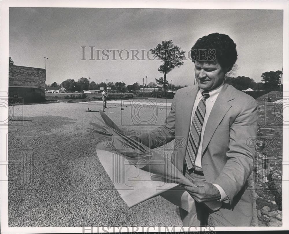 1985 Press Photo Ellie Glasscox, Shelby County Schools, at construction site - Historic Images