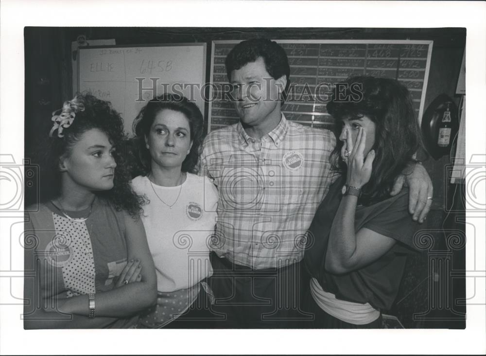 1990 Press Photo Ellie Glasscox and his family, Kip, wife Bobbie, Ellie, Shawn - Historic Images