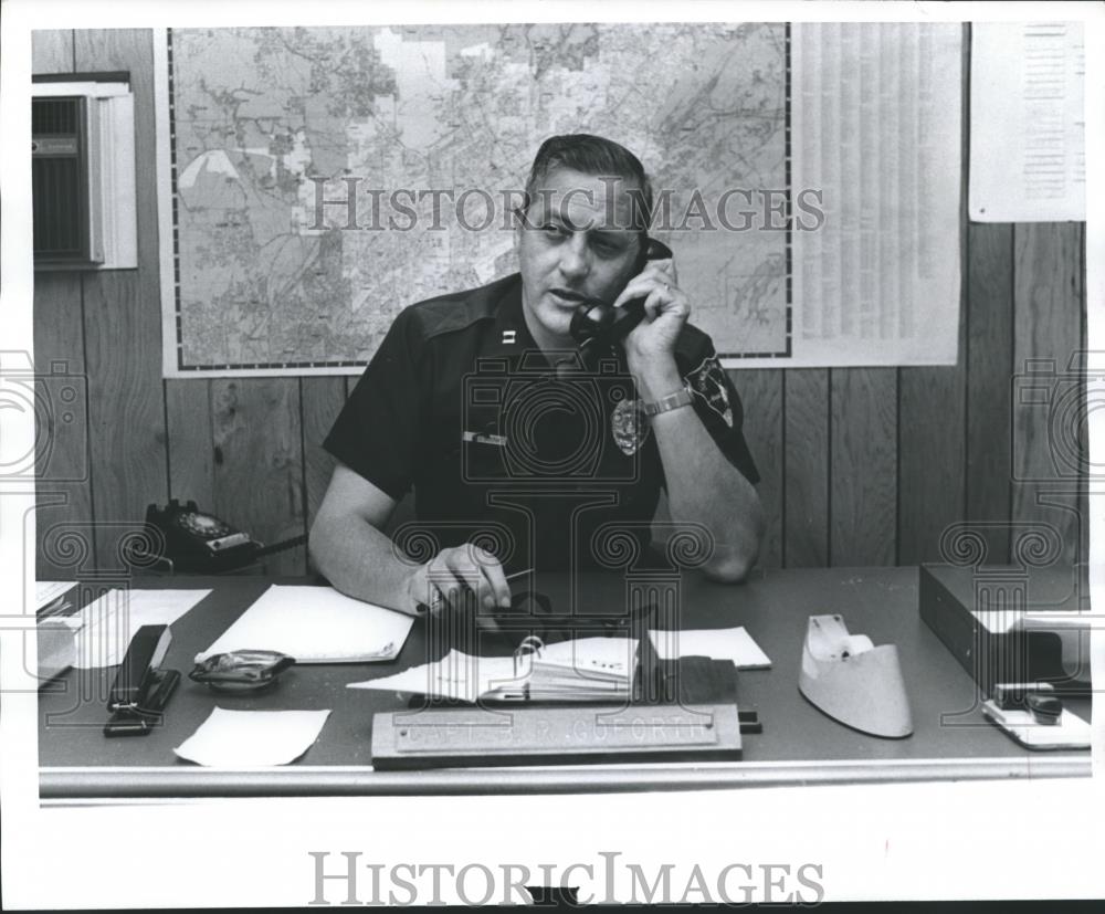 1978 Press Photo B.R. Goforth, Birmingham, Alabama Police Officer at desk - Historic Images