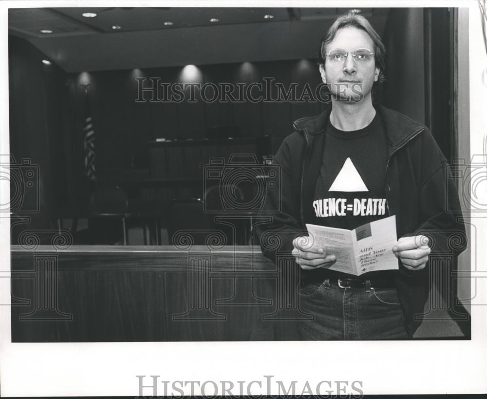 1988 Press Photo Charles Goggans AIDS activist kicked out of courtroom - Historic Images