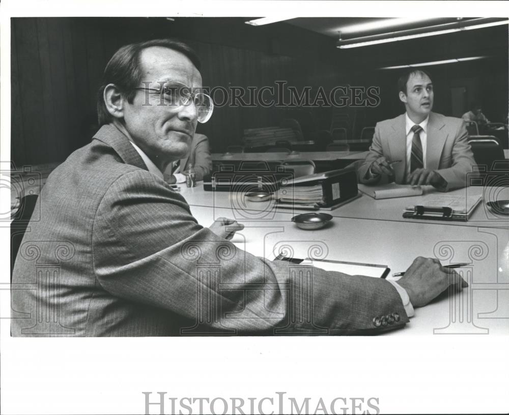 1982 Press Photo Gordon Graham, reviews Birmingham City budget, Alabama - Historic Images