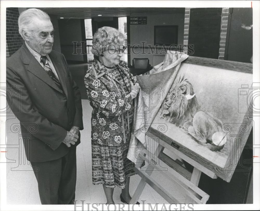 1978 Press Photo Ruth Guillot unveils painting of UNA&#39;s mascot &amp; Dr. H. Richards - Historic Images