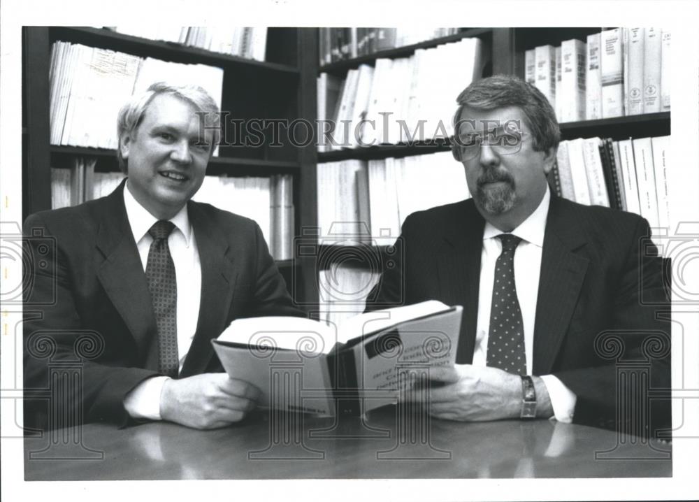 Press Photo University of Alabama professors Harold See, Will Gunther with book - Historic Images
