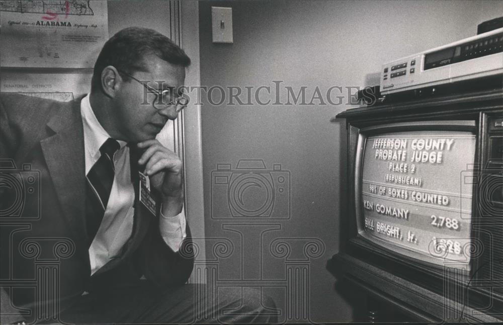 1988 Press Photo Ken Gomany watches results for Jefferson County Probate Judge - Historic Images