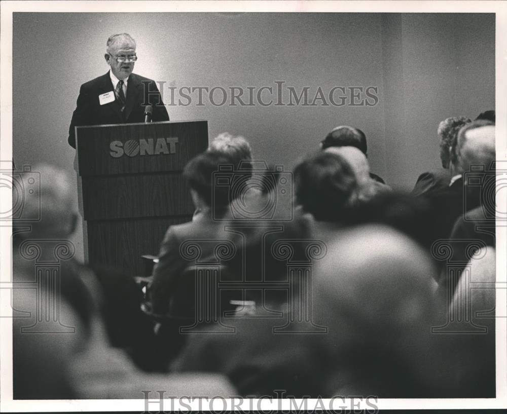 1985 Press Photo outgoing Chairman Henry Goodrich advises Sonat stockholders - Historic Images