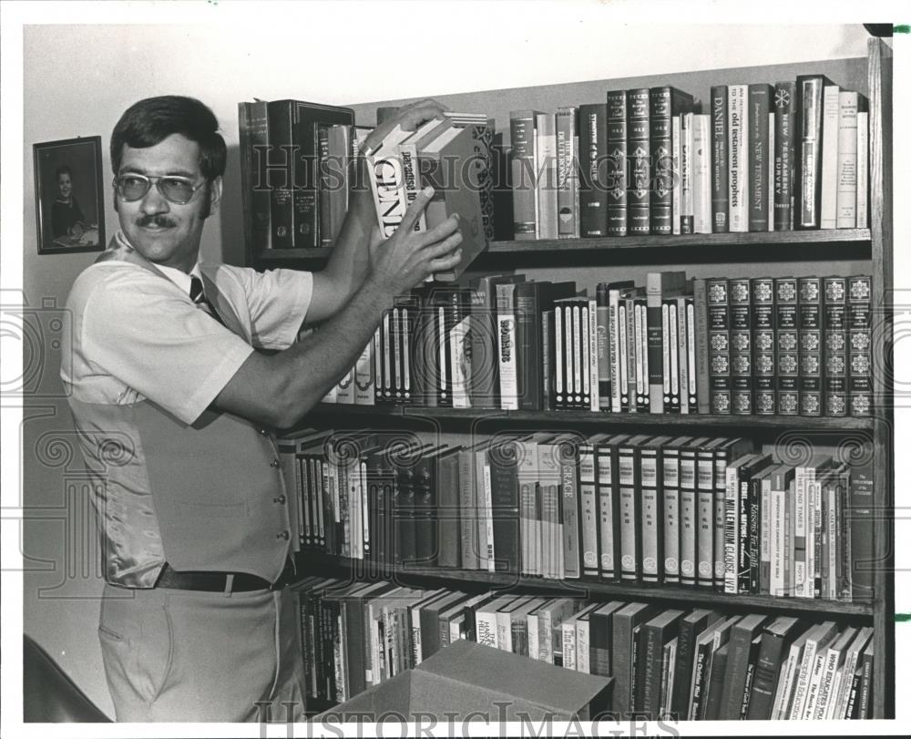 1984 Press Photo Greg Goss puts books in bookshelf - abna31443 - Historic Images