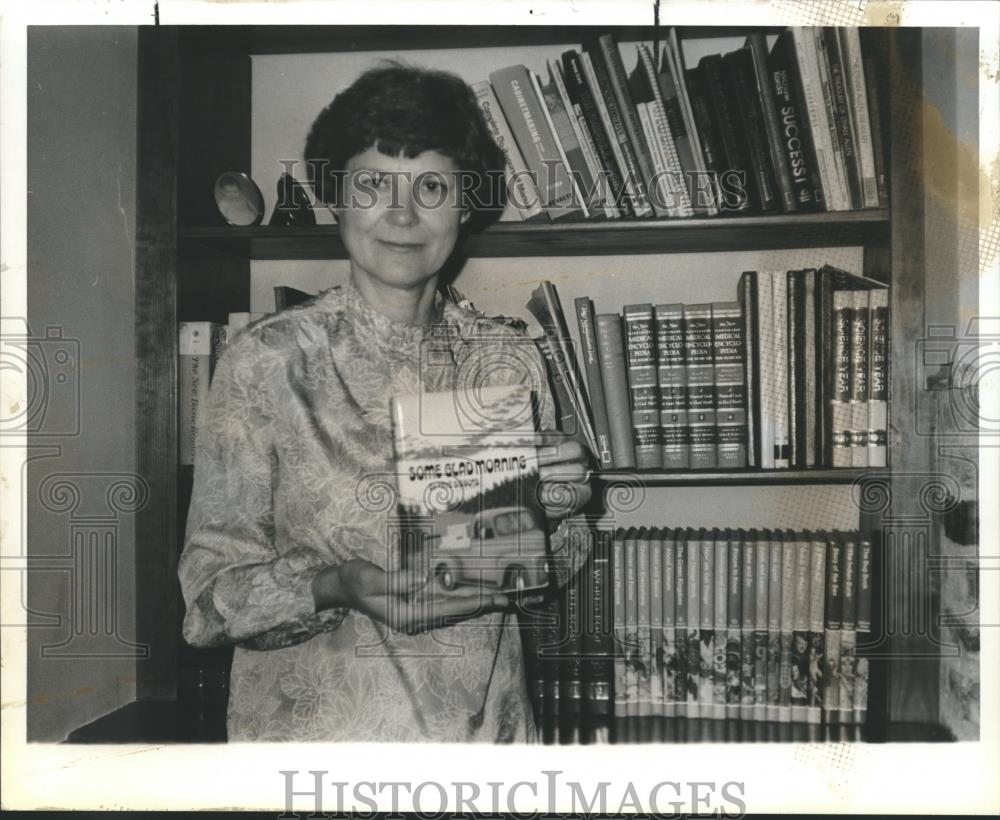 1982 Press Photo Author Faye Gibbons holds her book &quot;Some Glad Morning&quot; - Historic Images