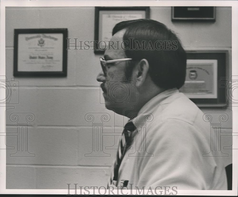 1986 Press Photo W. C. Gibson in office - abna31450 - Historic Images