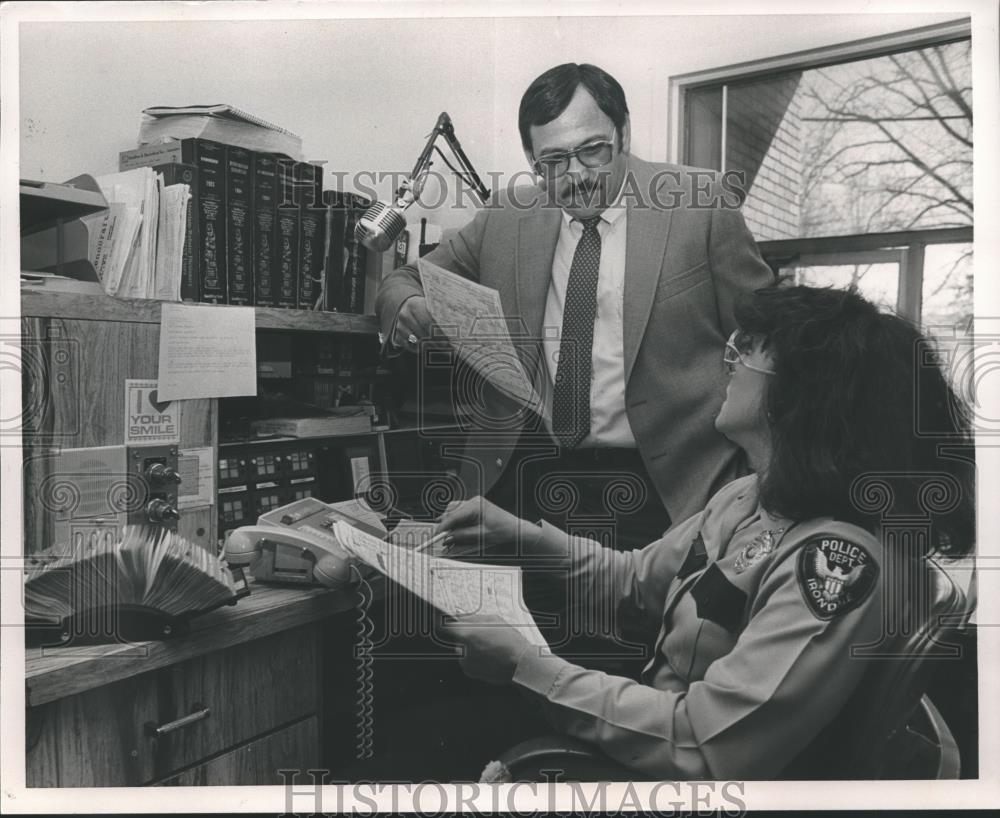 1985 Press Photo Irondale police chief Wally Gibson with dispatcher Polly Ozley - Historic Images