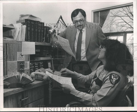 1985 Press Photo Irondale police chief Wally Gibson with dispatcher Polly Ozley - Historic Images