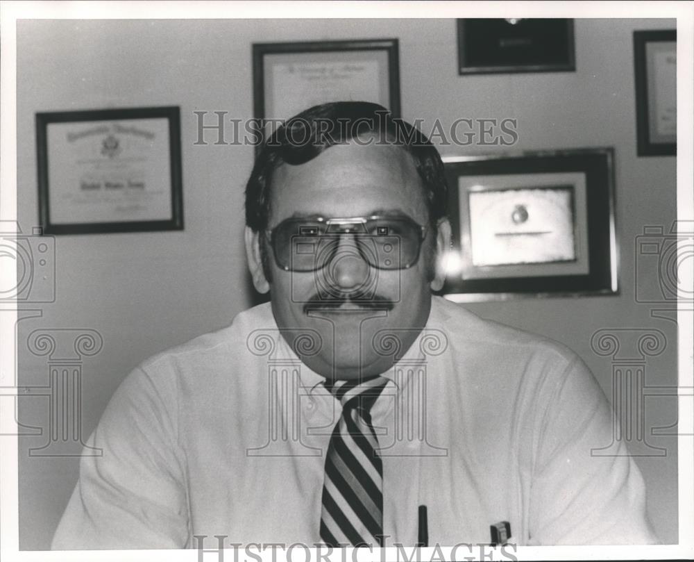 1986 Press Photo W. C. Gibson in office - abna31452 - Historic Images