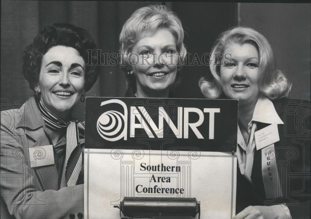 1977 Press Photo Audrey Hunt, president of American Women in Radio and TV meets - Historic Images