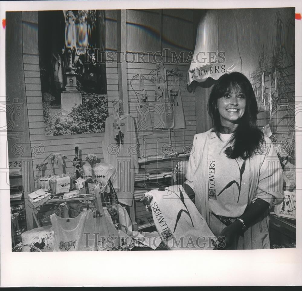 1991 Press Photo Diana Hansen displaying items at &quot;Flowers&quot; store, Alabama - Historic Images