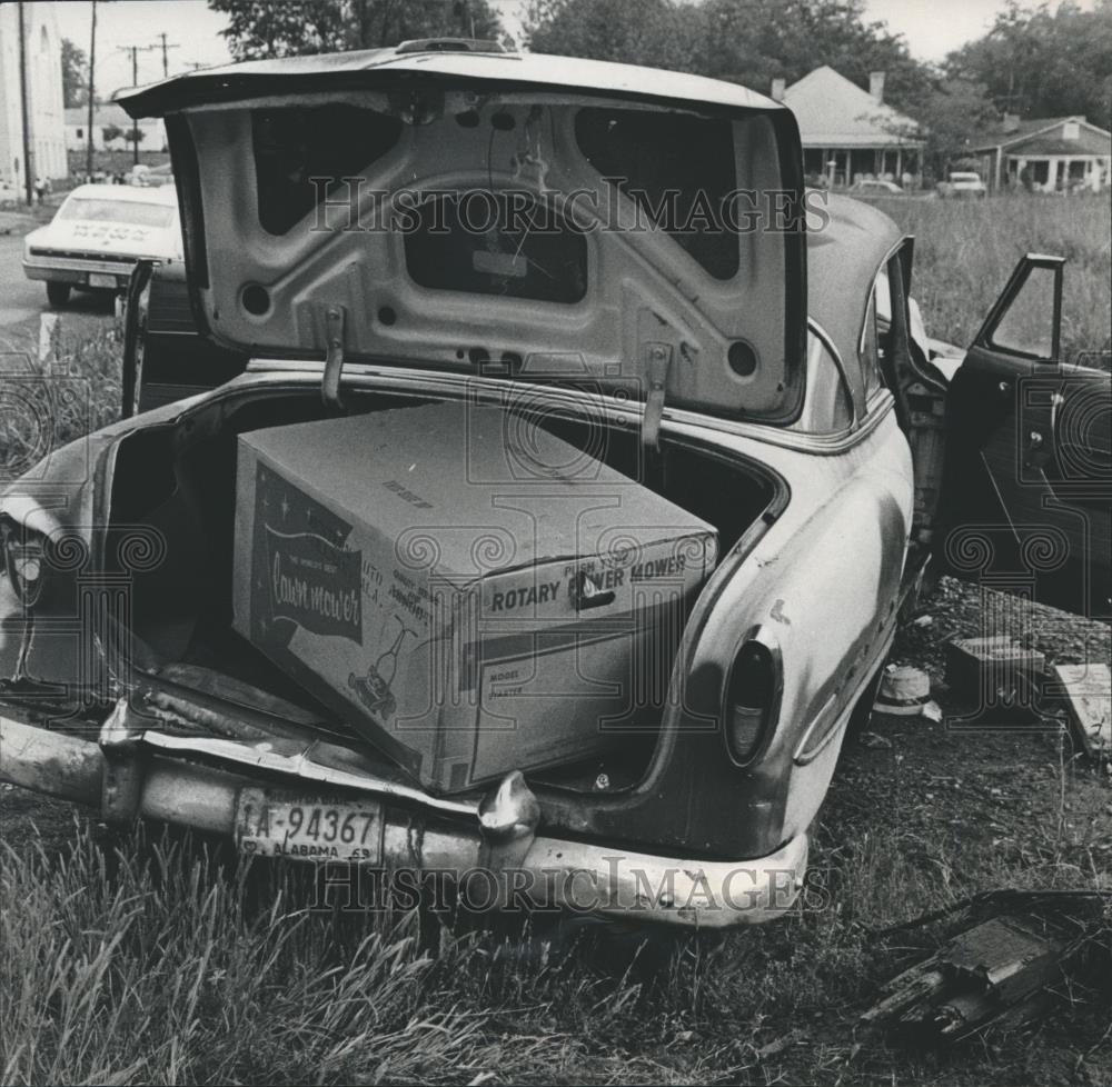 Press Photo stolen lawn mower in trunk of fleeing car, Birmingham, Alabama - Historic Images