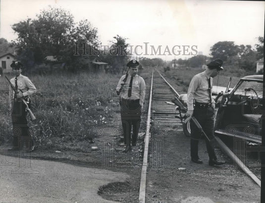 Press Photo Police Officers at scene of shootout, armed with rifles & shotguns - Historic Images