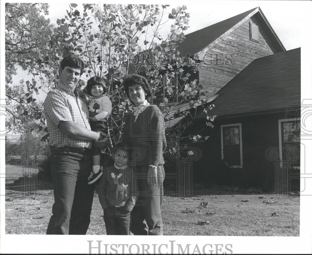 1988 Press Photo Hank Gaines family named Young Farm Family of Year, Alabama - Historic Images