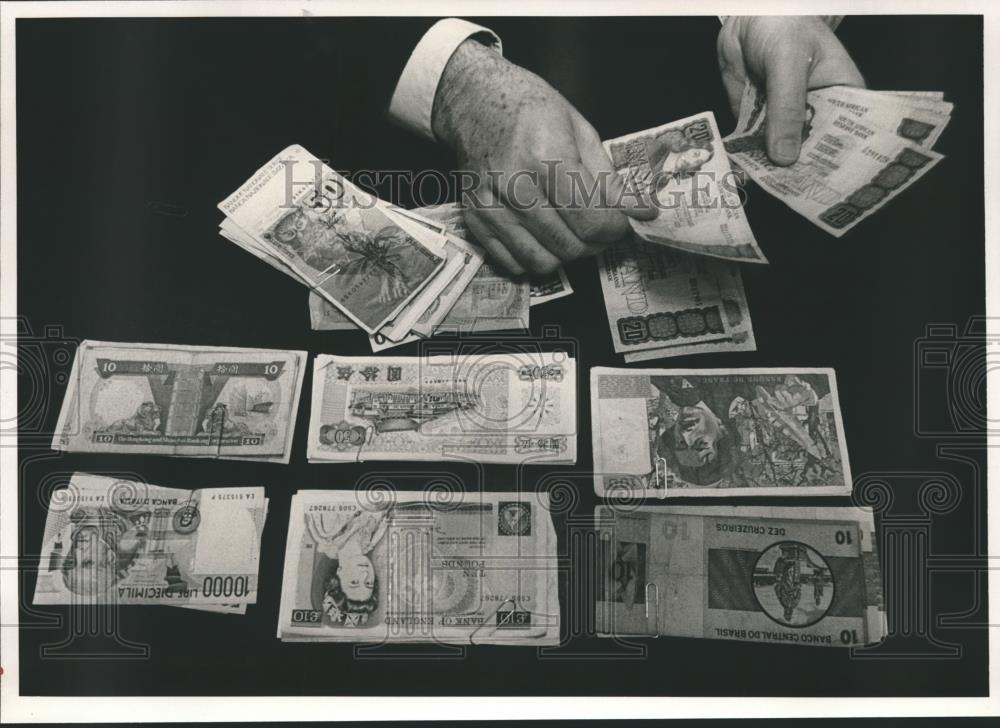 1988 Press Photo Ron Froehlich, counting money from many countries, Alabama - Historic Images