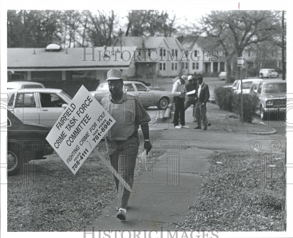 1991 Press Photo Darnell Gardner with Fairfield Crime Task Force sign, Alabama - Historic Images