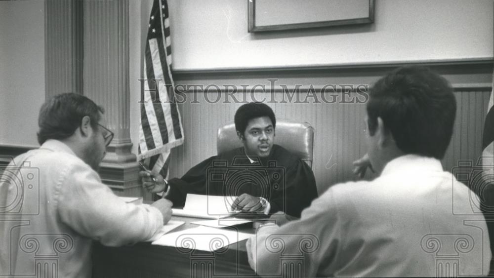 1982 Press Photo Judge Eddie Hardaway talks with attorney prior to hearing - Historic Images